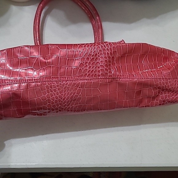 Elegant Pink Crocodile-Embossed Women's Bag - Picture 8 of 14